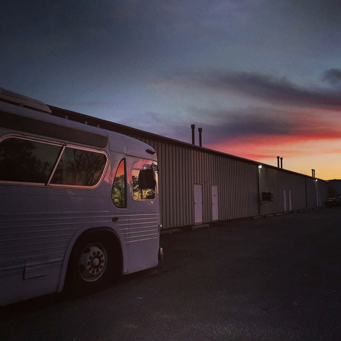 Woman Spends 3 Years Converting Old Bus Into Mobile Home, And It Looks Better Than Most Apartments Woman Spends 3 Years Converting Old Bus Into Mobile Home, And It Looks Better Than Most Apartments