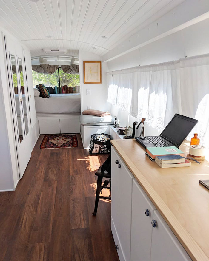 Woman Spends 3 Years Converting Old Bus Into Mobile Home, And It Looks Better Than Most Apartments Woman Spends 3 Years Converting Old Bus Into Mobile Home, And It Looks Better Than Most Apartments