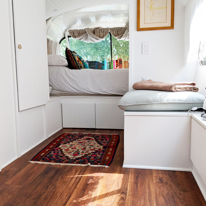 Woman Spends 3 Years Converting Old Bus Into Mobile Home, And It Looks Better Than Most Apartments Woman Spends 3 Years Converting Old Bus Into Mobile Home, And It Looks Better Than Most Apartments