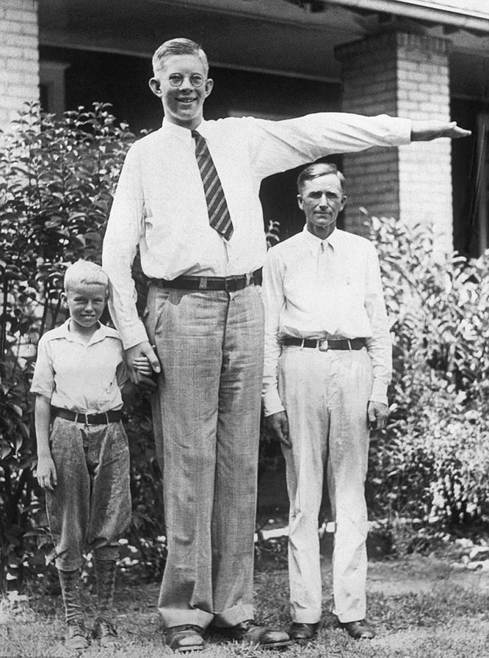 Someone Found Rare Footage Of The Tallest Man That Ever Lived, And It's Surreal Someone Found Rare Footage Of The Tallest Man That Ever Lived, And It's Surreal