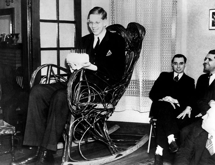 Someone Found Rare Footage Of The Tallest Man That Ever Lived, And It's Surreal Someone Found Rare Footage Of The Tallest Man That Ever Lived, And It's Surreal