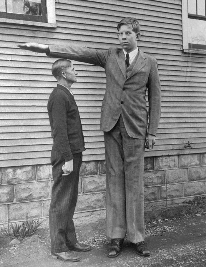 Someone Found Rare Footage Of The Tallest Man That Ever Lived, And It's Surreal Someone Found Rare Footage Of The Tallest Man That Ever Lived, And It's Surreal