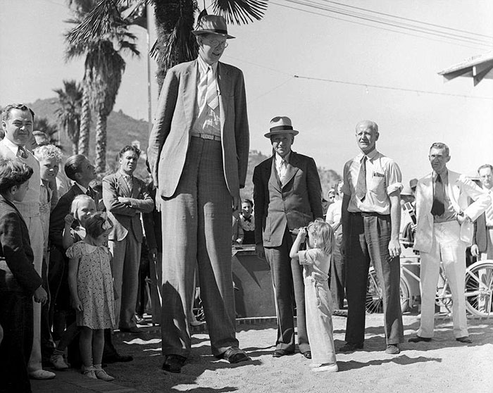 Someone Found Rare Footage Of The Tallest Man That Ever Lived, And It's Surreal Someone Found Rare Footage Of The Tallest Man That Ever Lived, And It's Surreal