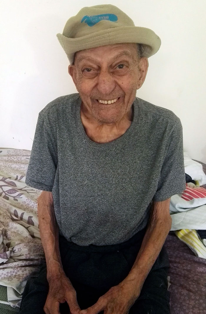 Took This Picture Of My Grandpa Who Turns 90 Today. He Has A Severe Case Of Alzheimer's, So It Was Very Heartwarming When I Asked Him If He Knew What Is Special About Today And He Said "22.6 The Day I Was Born"