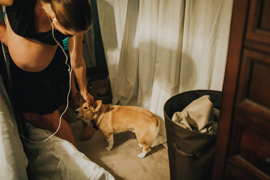 Mom Giving Birth Doesn’t Realize Her Corgi Never Leaves Her Side, Then Photographer Shows Her These Pics Mom Giving Birth Doesn’t Realize Her Corgi Never Leaves Her Side, Then Photographer Shows Her These Pics