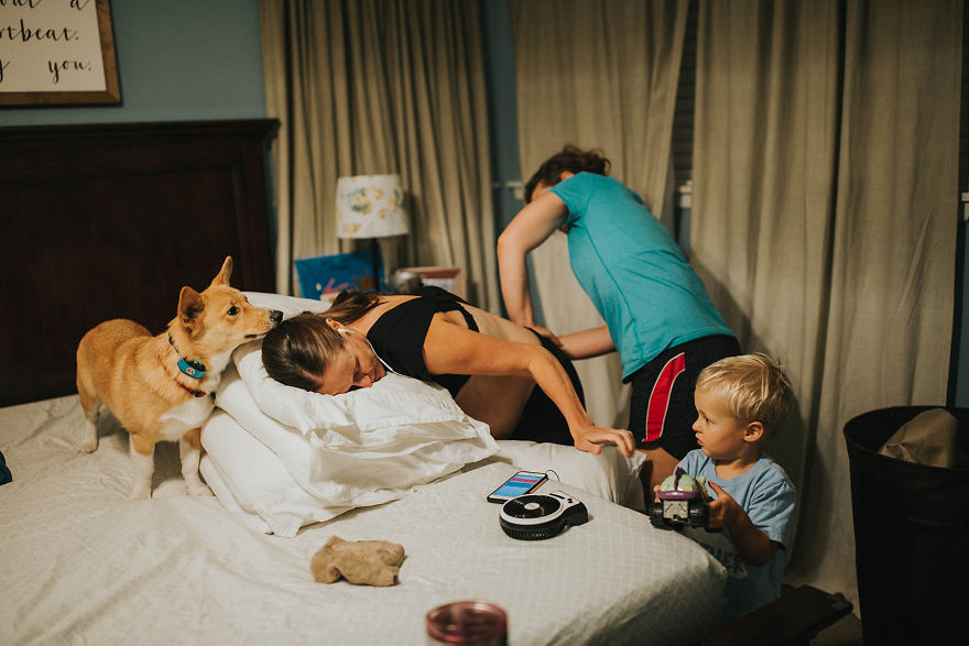 Mom Giving Birth Doesn’t Realize Her Corgi Never Leaves Her Side, Then Photographer Shows Her These Pics Mom Giving Birth Doesn’t Realize Her Corgi Never Leaves Her Side, Then Photographer Shows Her These Pics