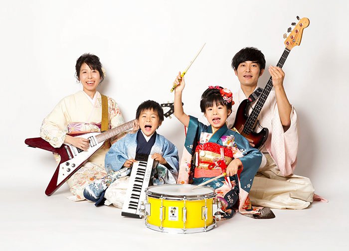 Internet Is Cheering For This 8-year-old Japanese Girl Who Stuns Led Zeppelin Lead Singer By Nailing His Song Internet Is Cheering For This 8-year-old Japanese Girl Who Stuns Led Zeppelin Lead Singer By Nailing His Song