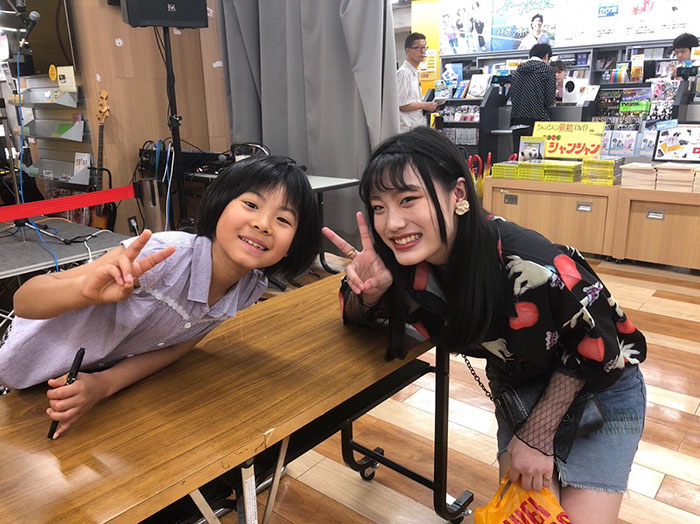 Internet Is Cheering For This 8-year-old Japanese Girl Who Stuns Led Zeppelin Lead Singer By Nailing His Song Internet Is Cheering For This 8-year-old Japanese Girl Who Stuns Led Zeppelin Lead Singer By Nailing His Song