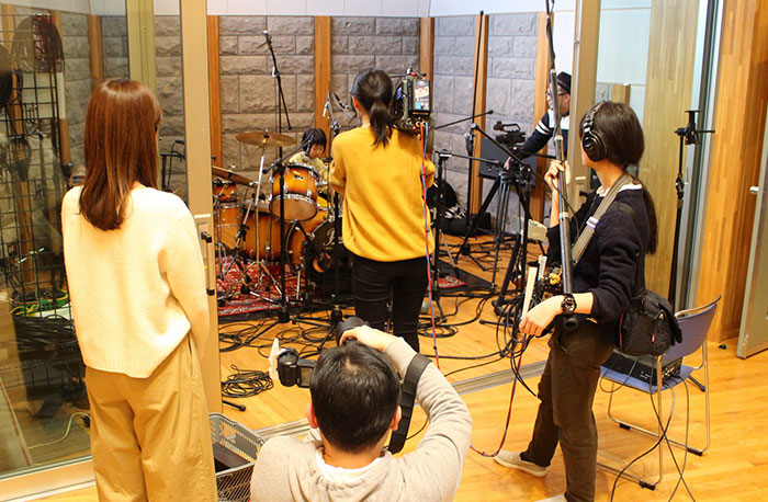 Internet Is Cheering For This 8-year-old Japanese Girl Who Stuns Led Zeppelin Lead Singer By Nailing His Song