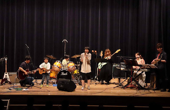 Internet Is Cheering For This 8-year-old Japanese Girl Who Stuns Led Zeppelin Lead Singer By Nailing His Song