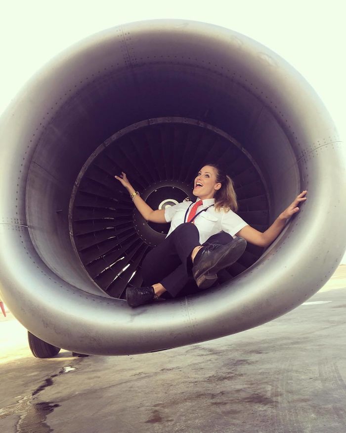 After Quitting Her Boring Job To Become A Pilot, This Woman Is Taking Over Instagram With Her Selfies After Quitting Her Boring Job To Become A Pilot, This Woman Is Taking Over Instagram With Her Selfies