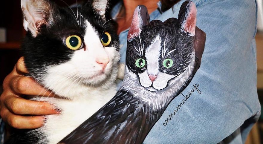 Girl On A Wheelchair Paints Her Hands With 3d Effects