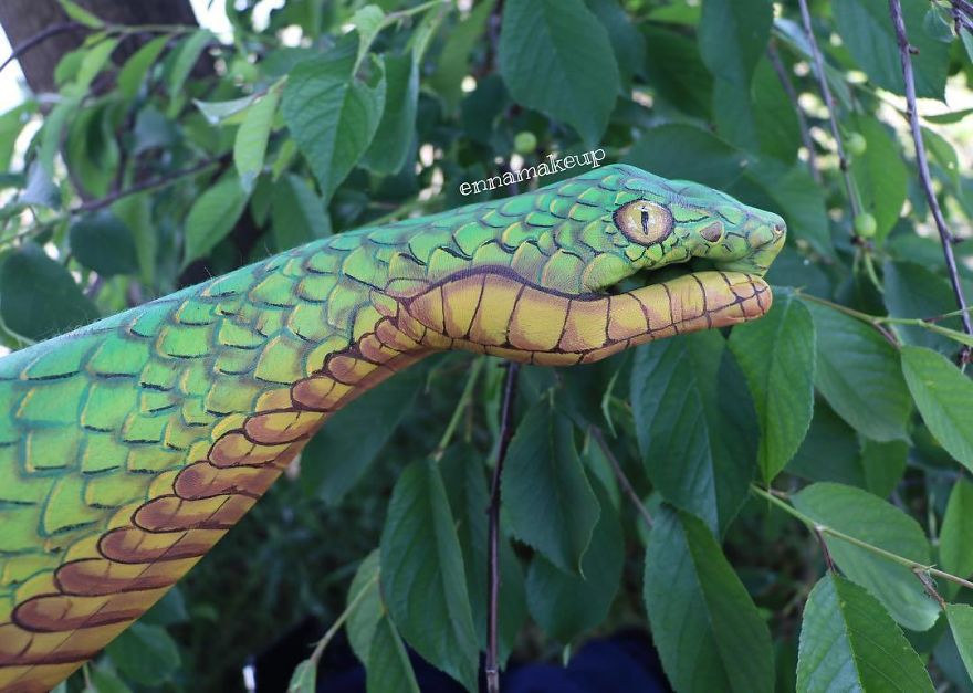 Girl On A Wheelchair Paints Her Hands With 3d Effects