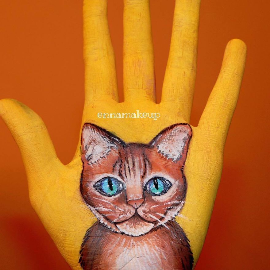 Girl On A Wheelchair Paints Her Hands With 3d Effects