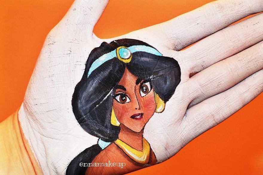 Girl On A Wheelchair Paints Her Hands With 3d Effects