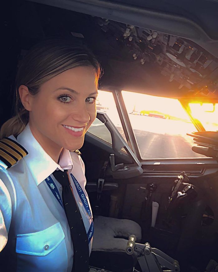 After Quitting Her Boring Job To Become A Pilot, This Woman Is Taking Over Instagram With Her Selfies