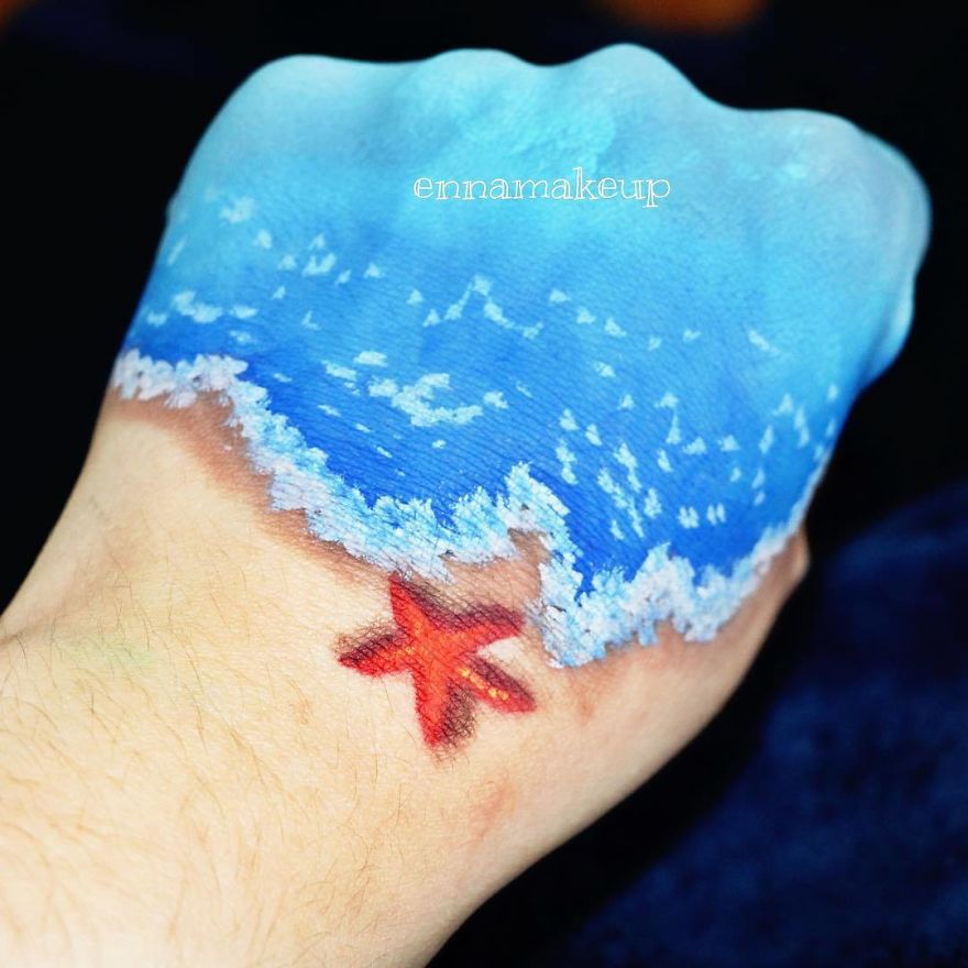 Girl On A Wheelchair Paints Her Hands With 3d Effects