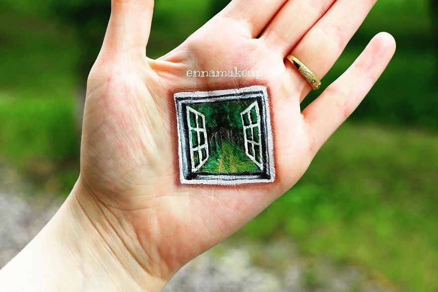 Girl On A Wheelchair Paints Her Hands With 3d Effects