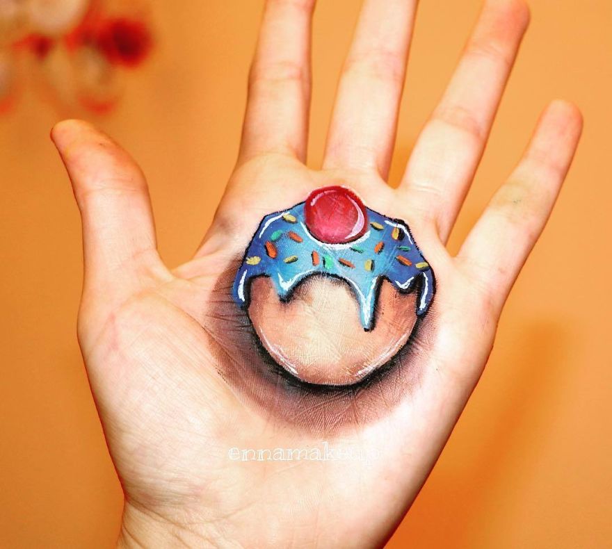 Girl On A Wheelchair Paints Her Hands With 3d Effects