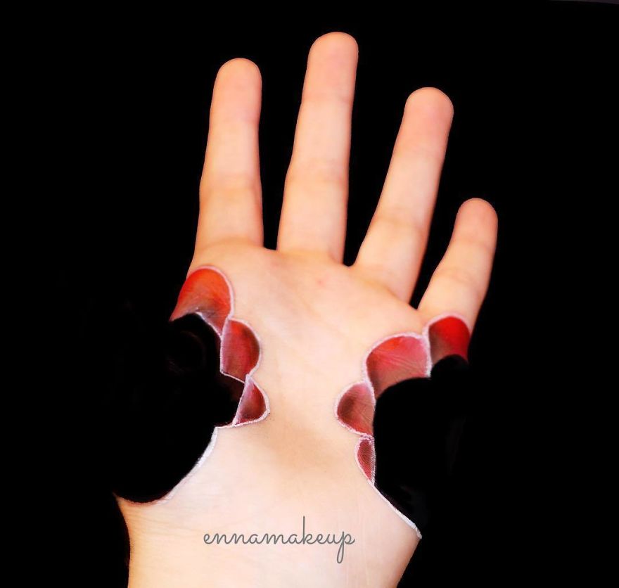 Girl On A Wheelchair Paints Her Hands With 3d Effects