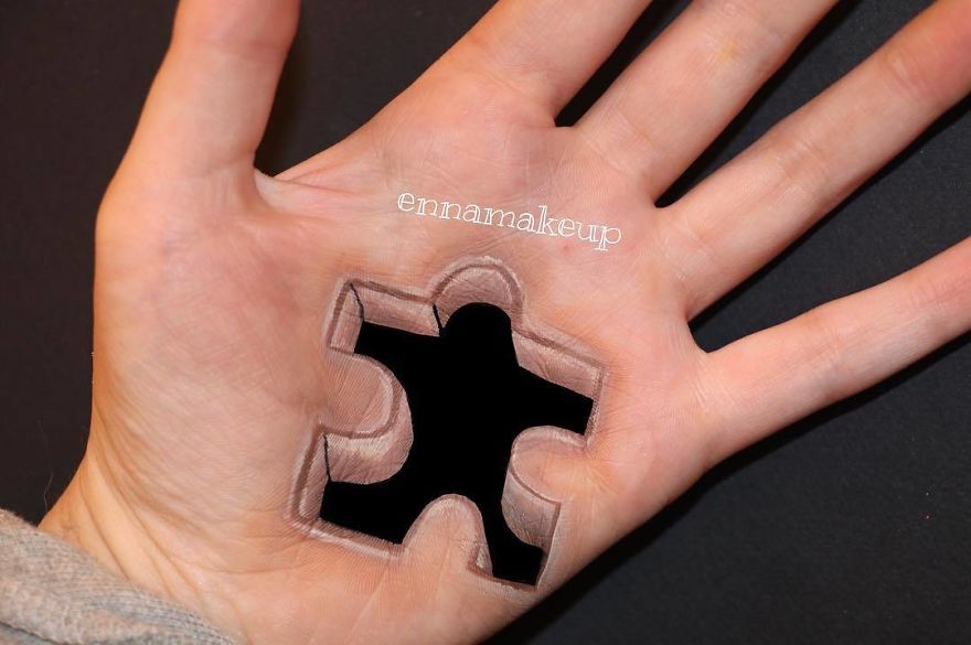 Girl On A Wheelchair Paints Her Hands With 3d Effects