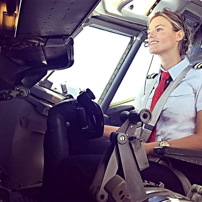 After Quitting Her Boring Job To Become A Pilot, This Woman Is Taking Over Instagram With Her Selfies