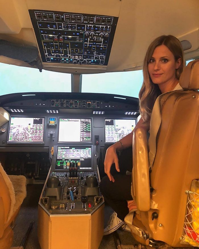 After Quitting Her Boring Job To Become A Pilot, This Woman Is Taking Over Instagram With Her Selfies