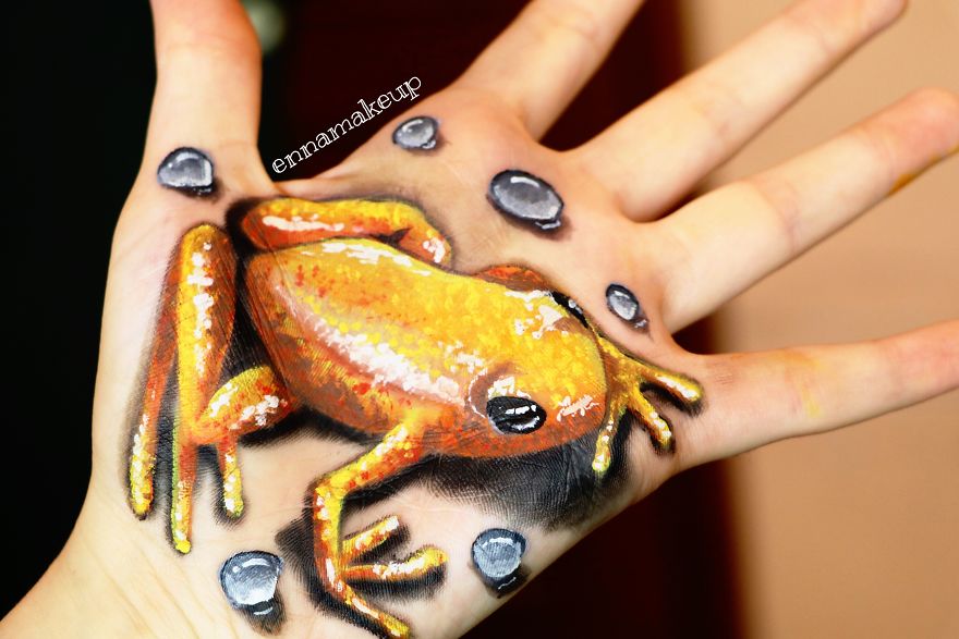 Girl On A Wheelchair Paints Her Hands With 3d Effects