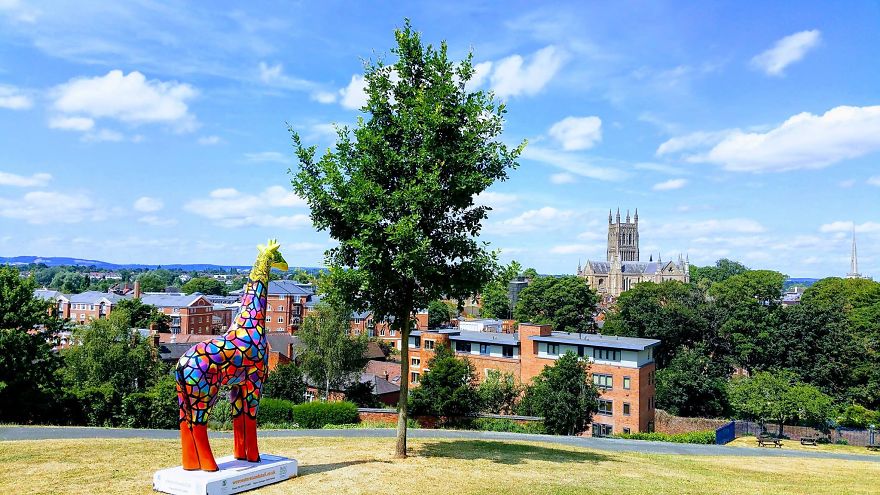 Doodling On An 8 Foot Giraffe! Doodling On An 8 Foot Giraffe!