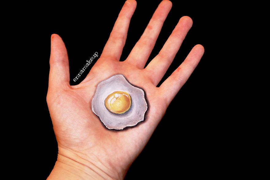 Girl On A Wheelchair Paints Her Hands With 3d Effects