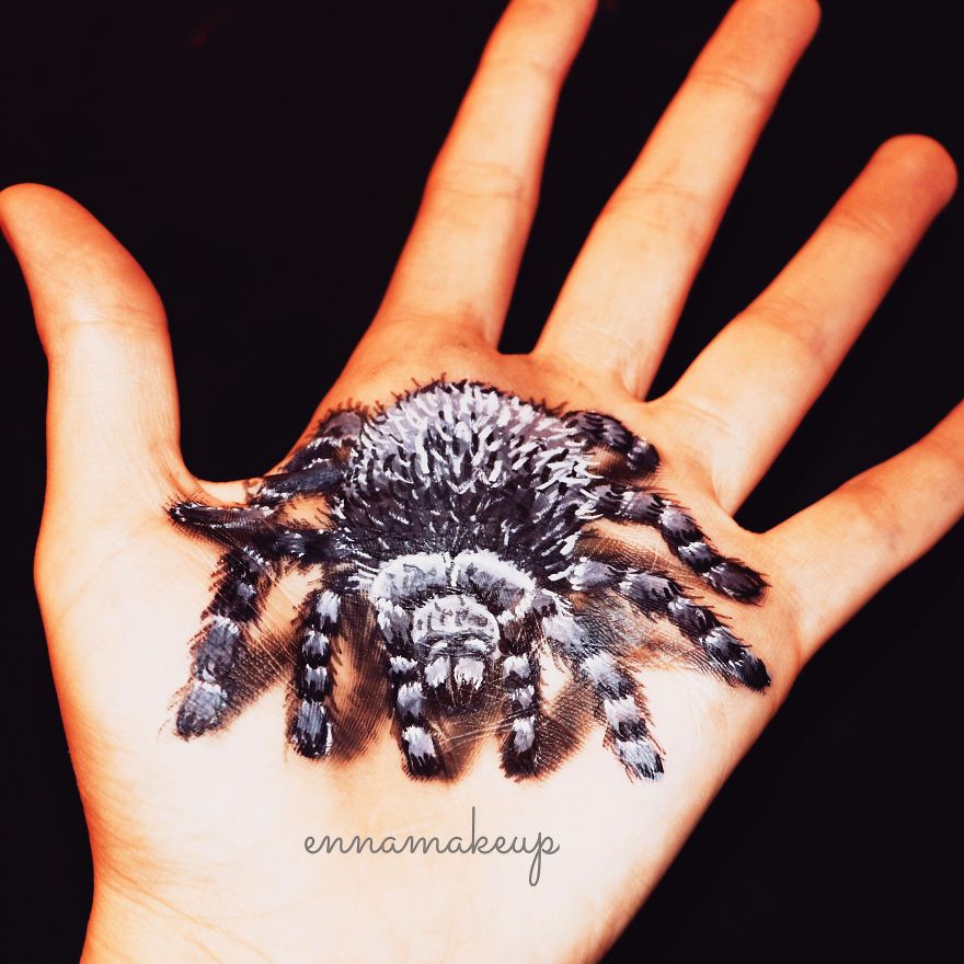 Girl On A Wheelchair Paints Her Hands With 3d Effects