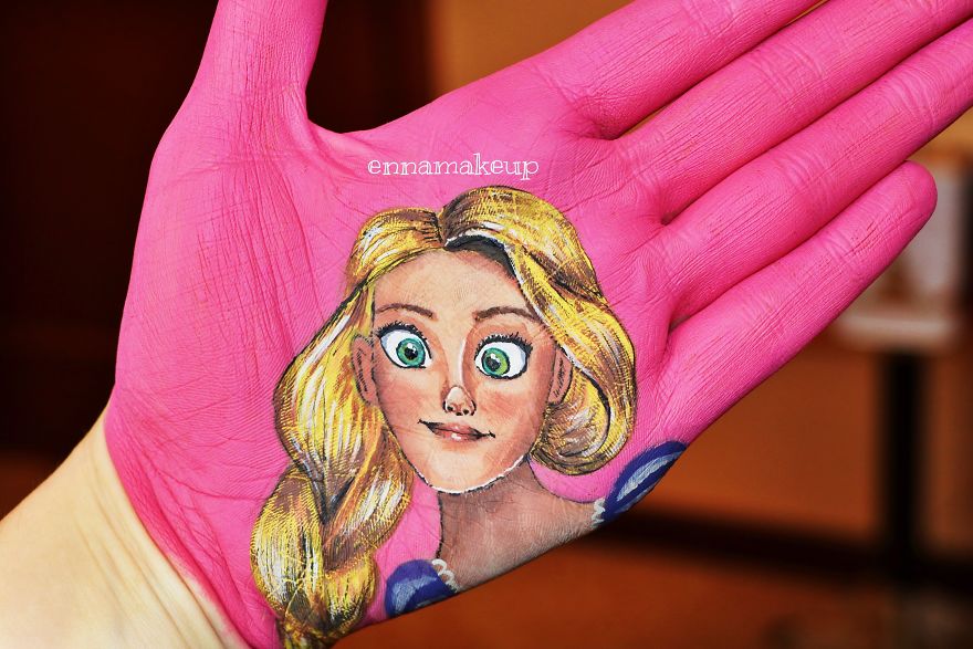 Girl On A Wheelchair Paints Her Hands With 3d Effects