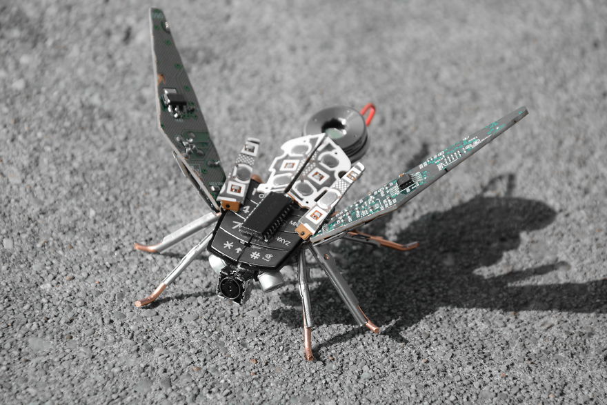 He Will Do Everything With The Trash. The Artist Inspired By Waste Creates Amazing Works. Children Can Inspire! He Will Do Everything With The Trash. The Artist Inspired By Waste Creates Amazing Works. Children Can Inspire!