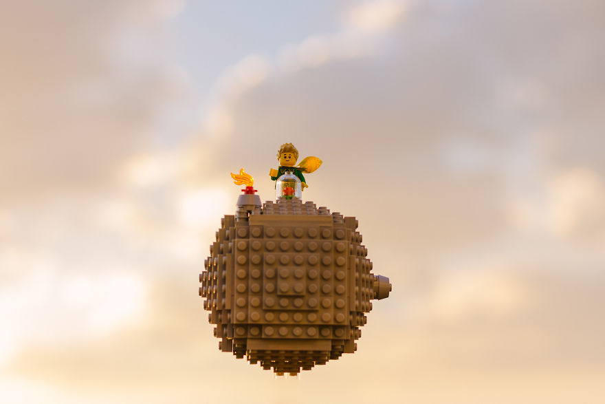 Photographer Pictures Iconic Scenes From The Book "The Little Prince" With Lego Photographer Pictures Iconic Scenes From The Book "The Little Prince" With Lego