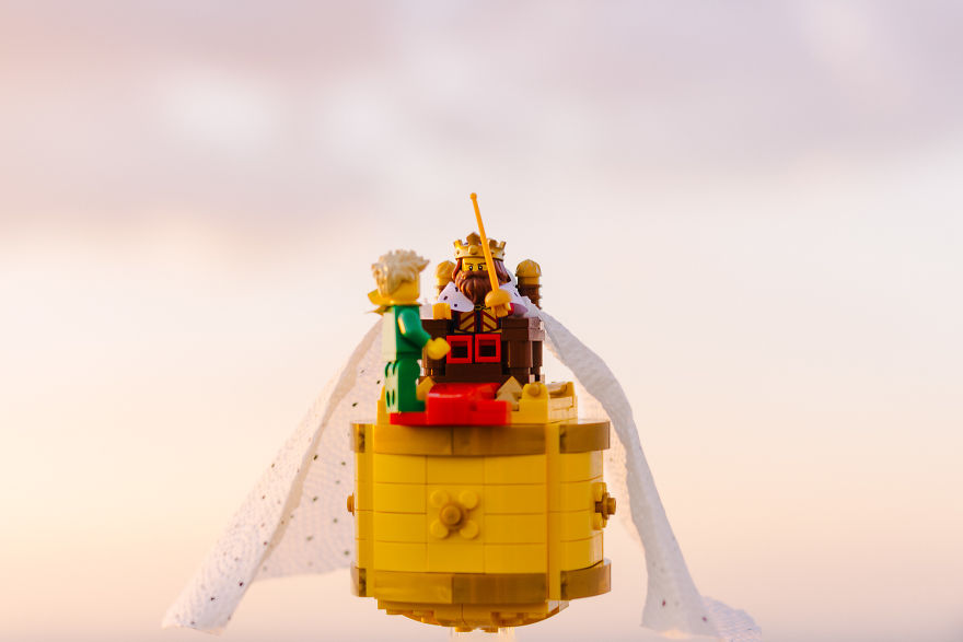 Photographer Pictures Iconic Scenes From The Book "The Little Prince" With Lego Photographer Pictures Iconic Scenes From The Book "The Little Prince" With Lego