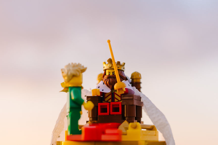 Photographer Pictures Iconic Scenes From The Book "The Little Prince" With Lego Photographer Pictures Iconic Scenes From The Book "The Little Prince" With Lego