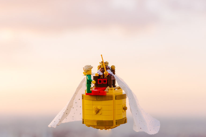 Photographer Pictures Iconic Scenes From The Book "The Little Prince" With Lego Photographer Pictures Iconic Scenes From The Book "The Little Prince" With Lego