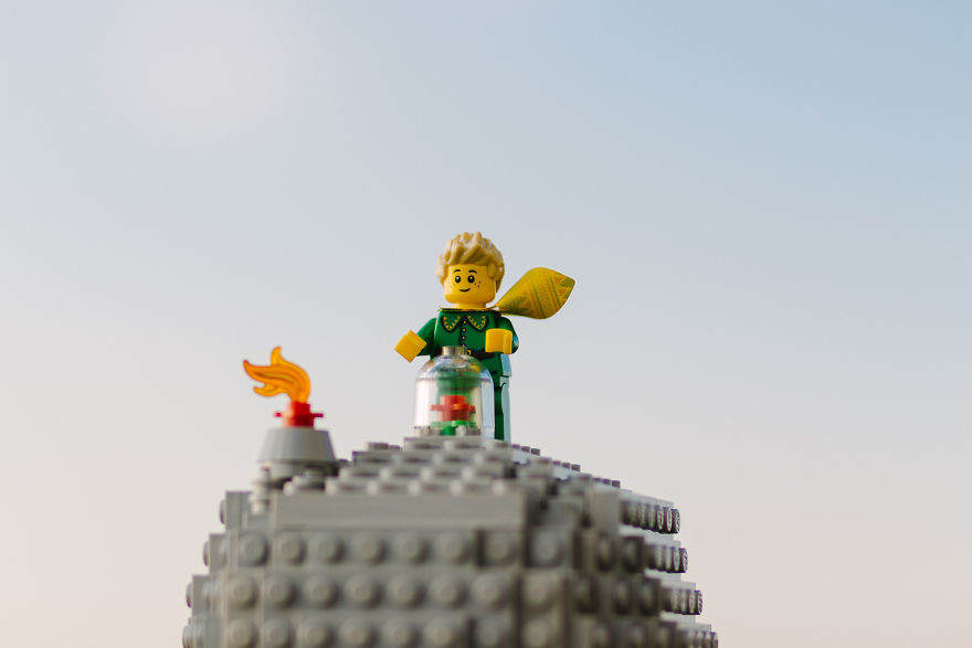 Photographer Pictures Iconic Scenes From The Book "The Little Prince" With Lego Photographer Pictures Iconic Scenes From The Book "The Little Prince" With Lego