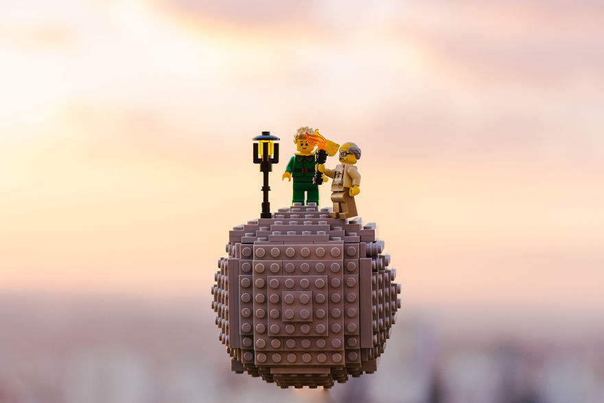 Photographer Pictures Iconic Scenes From The Book "The Little Prince" With Lego Photographer Pictures Iconic Scenes From The Book "The Little Prince" With Lego