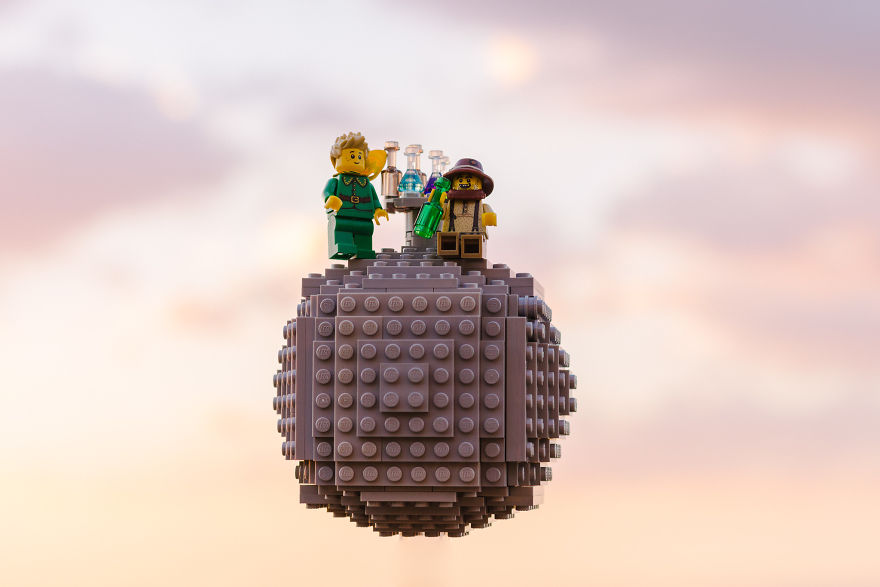 Photographer Pictures Iconic Scenes From The Book "The Little Prince" With Lego Photographer Pictures Iconic Scenes From The Book "The Little Prince" With Lego