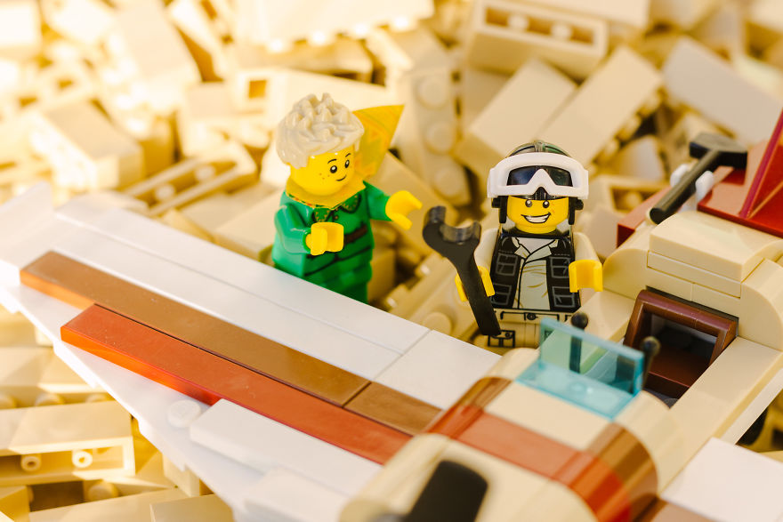 Photographer Pictures Iconic Scenes From The Book "The Little Prince" With Lego Photographer Pictures Iconic Scenes From The Book "The Little Prince" With Lego