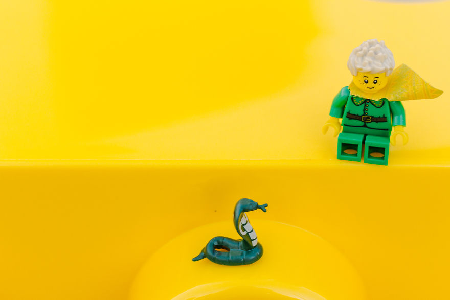 Photographer Pictures Iconic Scenes From The Book "The Little Prince" With Lego Photographer Pictures Iconic Scenes From The Book "The Little Prince" With Lego