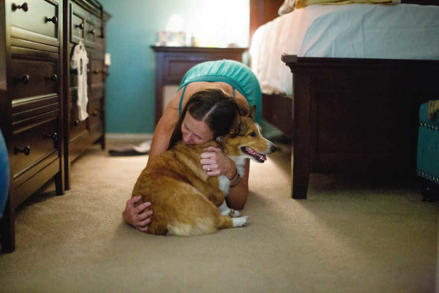 Mom Giving Birth Doesn’t Realize Her Corgi Never Leaves Her Side, Then Photographer Shows Her These Pics Mom Giving Birth Doesn’t Realize Her Corgi Never Leaves Her Side, Then Photographer Shows Her These Pics