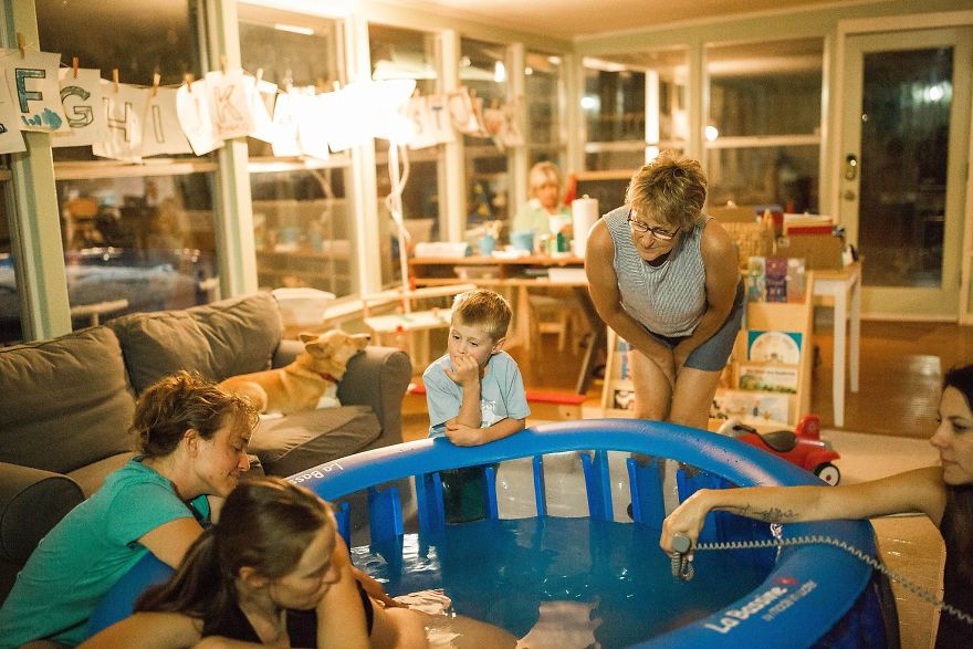 Mom Giving Birth Doesn’t Realize Her Corgi Never Leaves Her Side, Then Photographer Shows Her These Pics Mom Giving Birth Doesn’t Realize Her Corgi Never Leaves Her Side, Then Photographer Shows Her These Pics