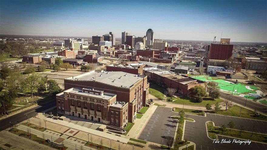 Photographers Blend The Past With The Present By Bringing Elvis Presley Back To The Spot Where He Started Photographers Blend The Past With The Present By Bringing Elvis Presley Back To The Spot Where He Started