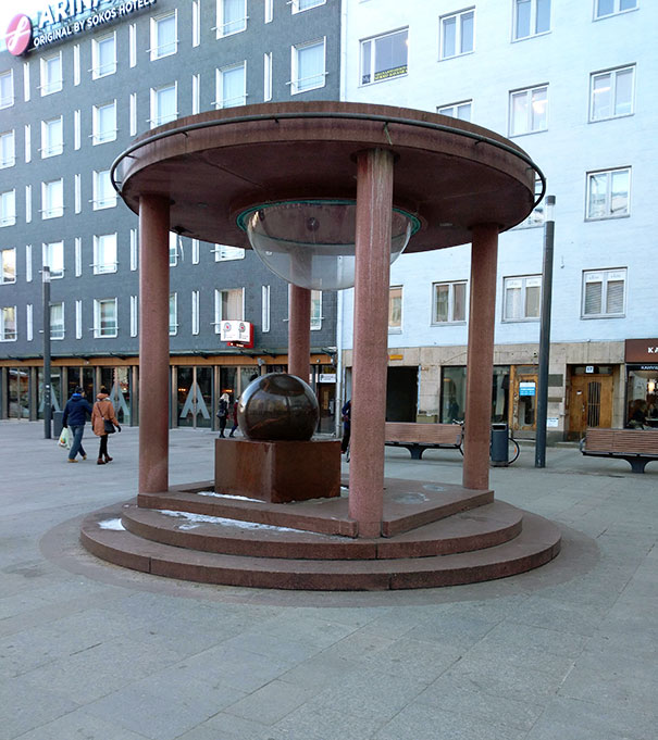 This Statue Is Not Centered