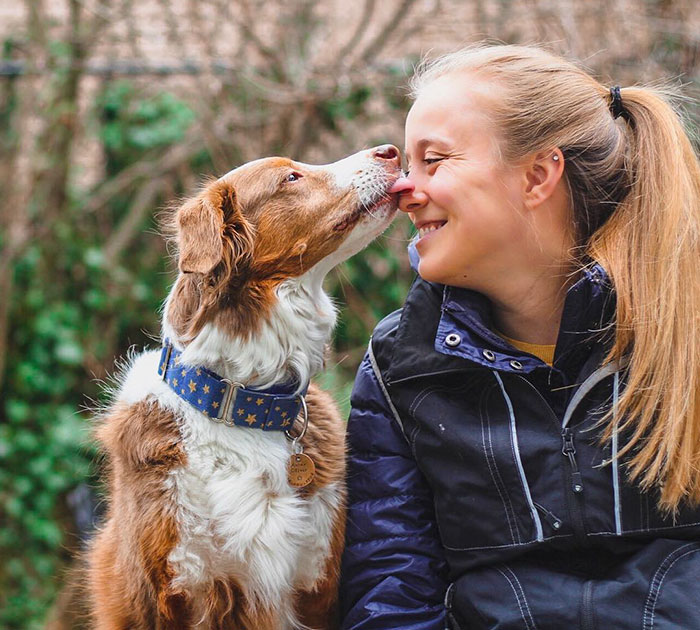 Woman Gets A Panic Attack In An Airport, And The Way Her Service Dog Reacts Will Melt Your Heart Woman Gets A Panic Attack In An Airport, And The Way Her Service Dog Reacts Will Melt Your Heart