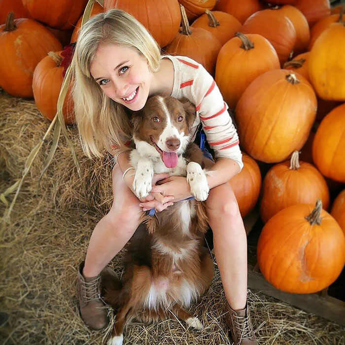Woman Gets A Panic Attack In An Airport, And The Way Her Service Dog Reacts Will Melt Your Heart Woman Gets A Panic Attack In An Airport, And The Way Her Service Dog Reacts Will Melt Your Heart