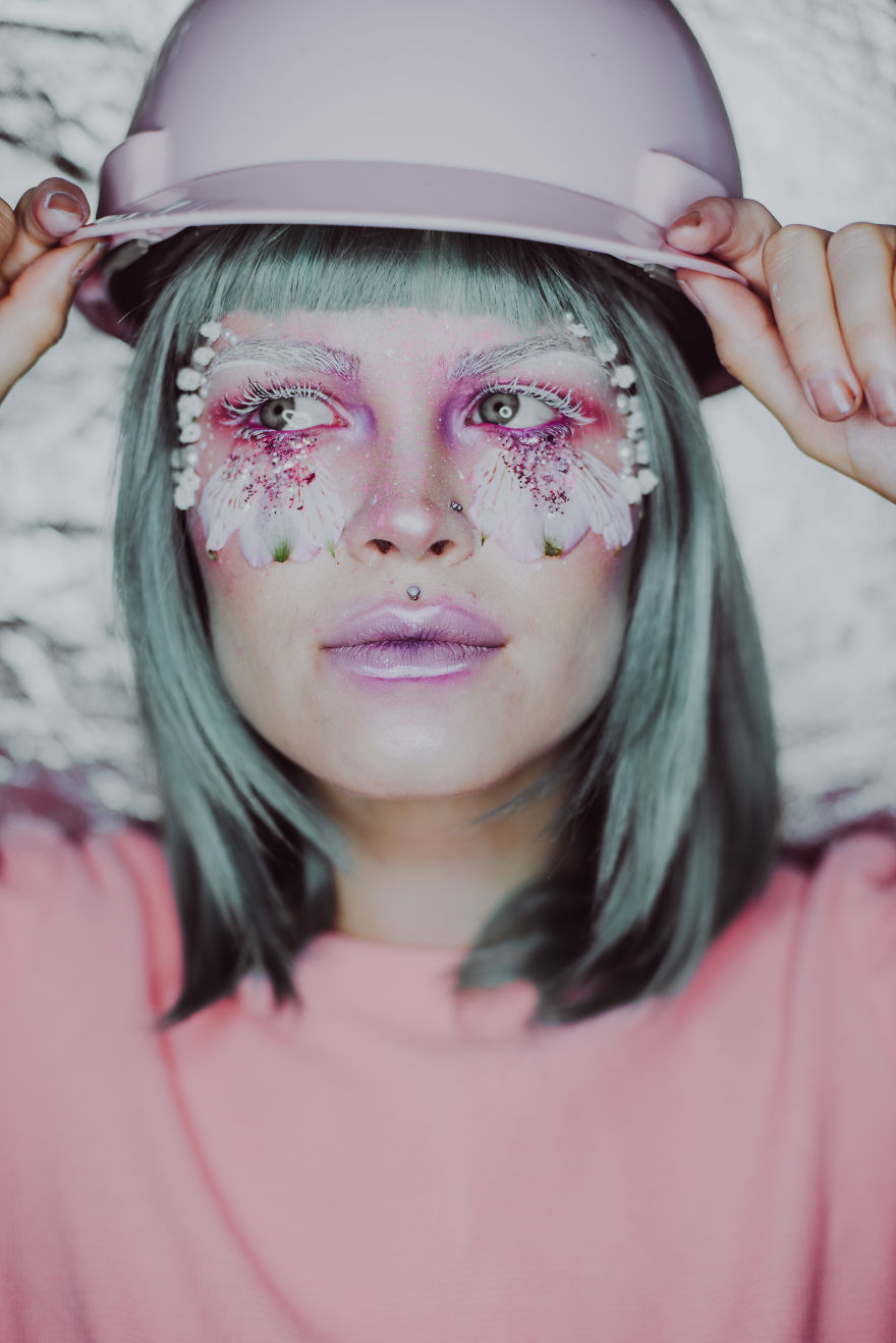 Sisters Create Intricate Makeup Portraits Using Minimum Materials Sisters Create Intricate Makeup Portraits Using Minimum Materials