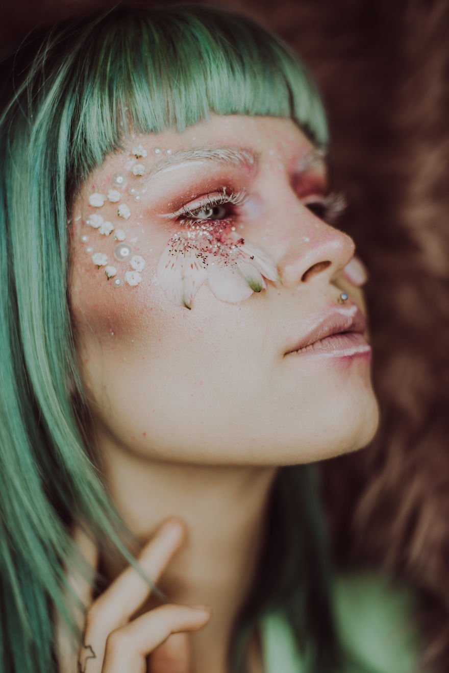 Sisters Create Intricate Makeup Portraits Using Minimum Materials Sisters Create Intricate Makeup Portraits Using Minimum Materials